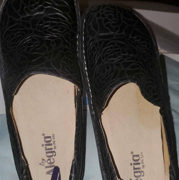 Shoes - Picture 2 of 6